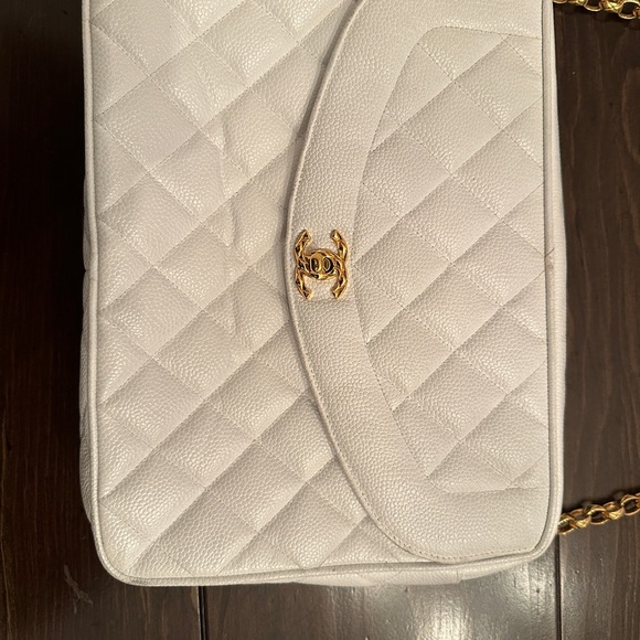 Vintage Chanel Medium Diana Flap
Bag White Caviar Gold Hardware - Picture 2 of 9